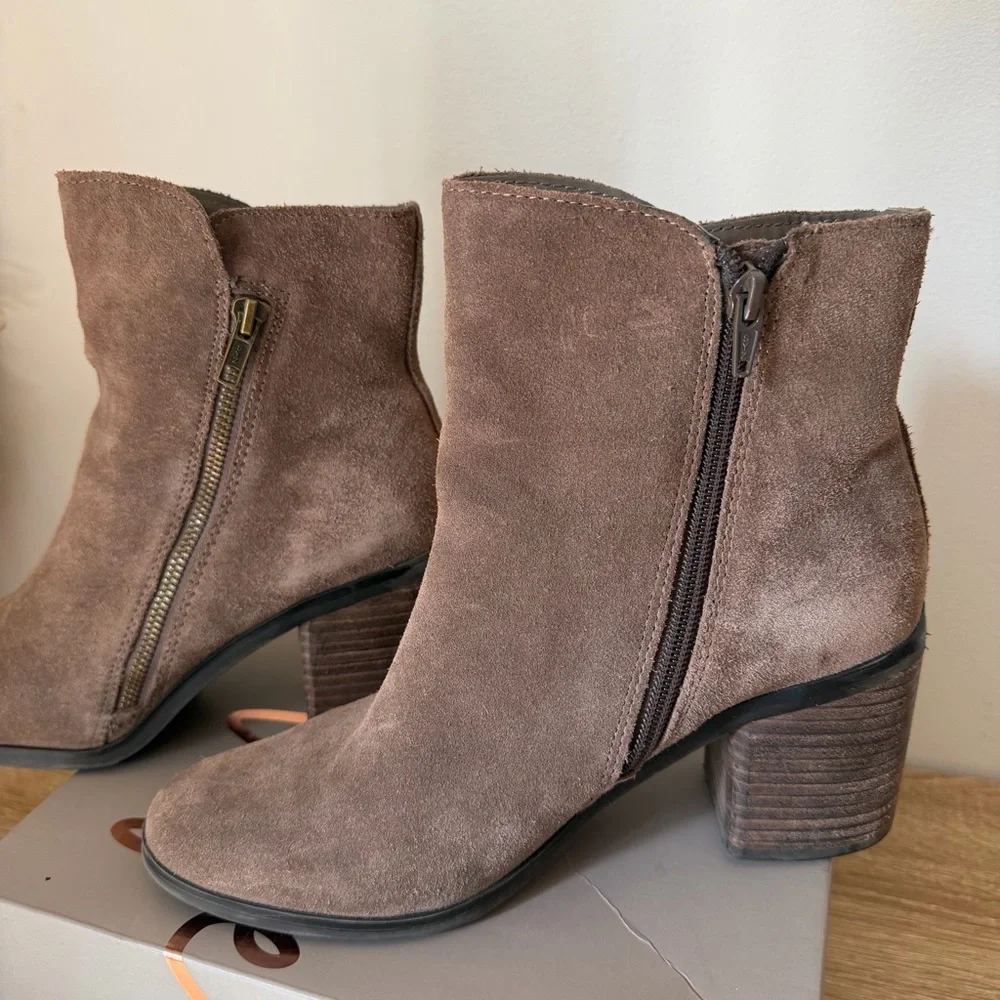 Crown Vintage Suede Dark Taupe Heeled Ankle Boots Size 8.5